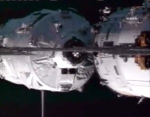 Фотография стыковки двух кораблей. Фото с сайта ESA. (кликните картинку для увеличения)