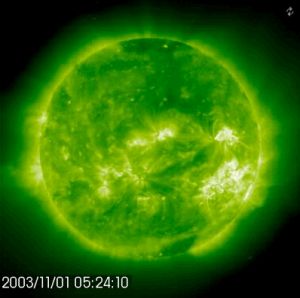 Мегавспышка на Солнце 4 Ноября 2003 года, заснятая телескопом SOHO (изображение esa.int)