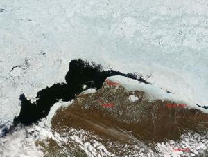 7 июня 2007 спутник НАСА сделал снимок при наиболее безоблачных условиях, на котором видно начало прошлогоднего таяния арктического льда. (кликните картинку для увеличения)