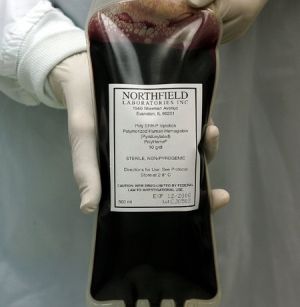 Заменители крови, как этот (показан на рисунке) из лаборатории Нортфилда в Эвастоне, Иллинойс, являются достаточно рискованными согласно последним анализам (использовано изображение http://sciencenow.sciencemag.org). (кликните картинку для увеличения)