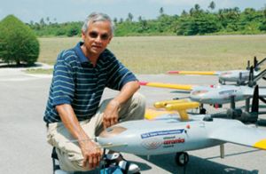 В. Раманатан на фоне нескольких автономных беспилотных воздушных аппаратов (AUAV). С сайта http://www.sio.ucsd.edu/ (кликните картинку для увеличения)