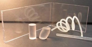 Поликарбонат, разновидность полимерного стекла, можно сгибать (лист), сплющивать (цилиндр) или скручивать (проволока) (кликните картинку для увеличения)