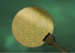 HRL Laboratories представила очередную разработку полевого графенового транзистора на двухдюймовой подложке из карбида кремния, побив мировой рекорд по подвижности зарядов (рисунок: HRL Laboratories) (кликните картинку для увеличения)