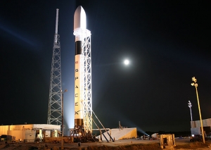 Ракета Фалькон-9 (Falcon). (Фотография SpaceX) (кликните картинку для увеличения)