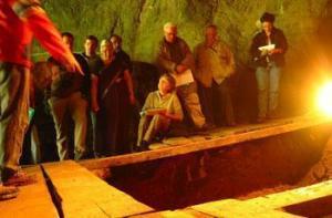 Археологи во время раскопок в пещере Денисова, где и были найдены останки неизвестных людей.