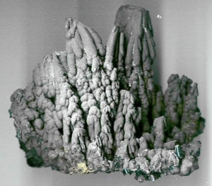 Минерал тоберморит, чью структуру напоминает
строение гидрата силиката кальция в застывшем бетоне. (кликните картинку для увеличения)