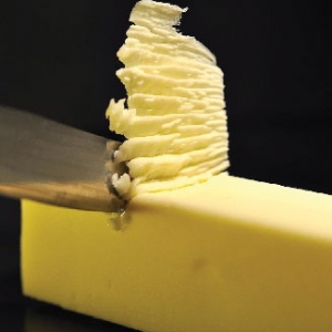 Согласно последним исследованиям, процессы соскабливания масла ножем и
образования царапин на поверхности стали более похожи друг на друга, чем
считалось ранее. (кликните картинку для увеличения)