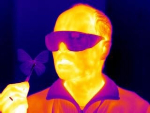 Инфракрасное изображение ученого с бабочкой в руках. (кликните картинку для увеличения)