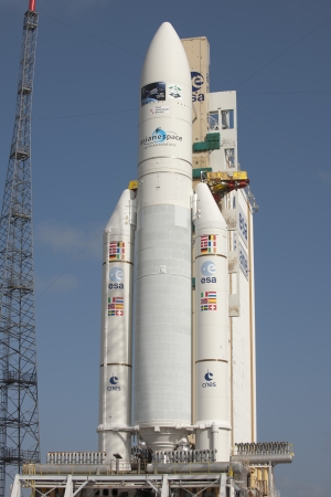РН Ariane 5 с грузовым космическим кораблем ATV Edoardo Amaldi. (Изображение ESA - S. Corvaja, 2012) (кликните картинку для увеличения)