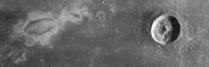 Светлые узоры на поверхности луны. (кликните картинку для увеличения)