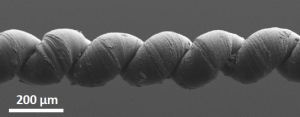 Изображение искусственной мышцы из углеродных
нанотрубок, полученное при помощи сканирующего электронного микроскопа. (кликните картинку для увеличения)