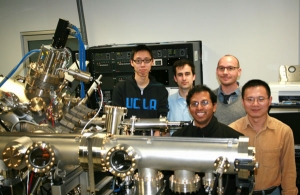 Научная группа, предложившая новое строение солнечных ячеек, в лаборатории. (кликните картинку для увеличения)