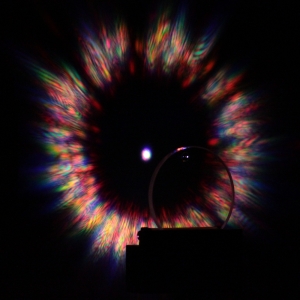 Цветная картина, возникающая благодаря рассеянному излучению в процессе лазерной абеляции. (кликните картинку для увеличения)