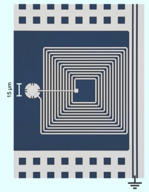 Негативное изображение крошечного алюминиевого барабана (слева)  и индуктивной цепи (справа), которые формировали резонансный контур, что позволяло хранить и извлекать квантовую информацию. (кликните картинку для увеличения)