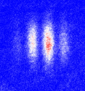 Исследование крупномасштабной суперпозиции состояний на группе атомов <a target=”blank” href=http://rubidium.atomistry.com/>рубидия</a>. (кликните картинку для увеличения)