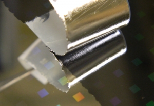 Фото одного из этапов создания субнанометровых зазоров в металлической пленке при помощи липкой ленты. (кликните картинку для увеличения)