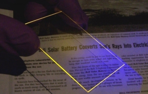 Созданный учеными люминесцентный солнечный концентратор. (кликните картинку для увеличения)