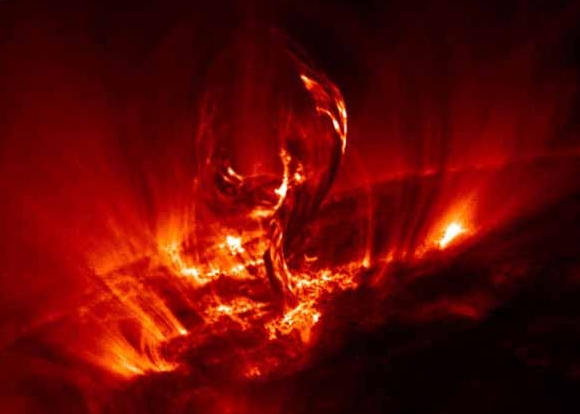 Извержение горячей плазмы с поверхности Солнца, заснятое 25 июля 2004 года со спутника TRACE (НАСА). Размер "протянутой руки" составляет около 100 тысяч километров. Обычно вся материя после такого извержения падает обратно на Солнце.